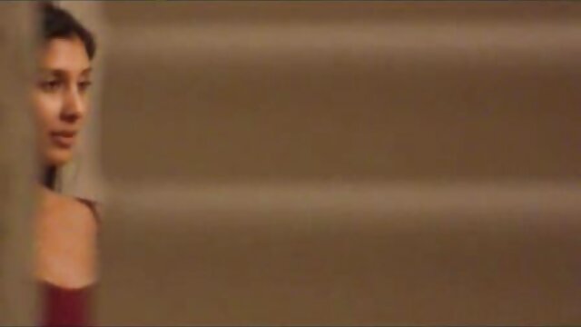 સ્મિત કરતી શીર્ષક જાપાનીઝ ટૂંકા વાળવાળી શ્યામા આનંદથી ડિકને ઘસતી ગુજરાતી બીપી સેકસી વીડિયો